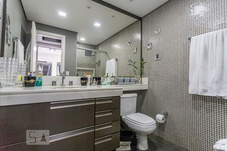 Banheiro de apartamento à venda com 1 quarto, 50m² em Cristal, Porto Alegre