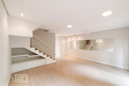 Sala de casa de condomínio para alugar com 3 quartos, 120m² em Vila Sofia, São Paulo