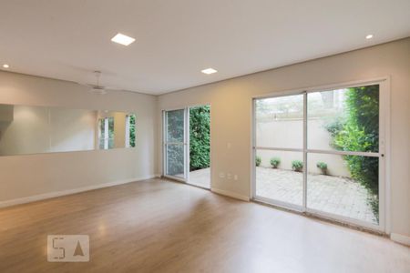 Sala de casa de condomínio para alugar com 3 quartos, 120m² em Vila Sofia, São Paulo