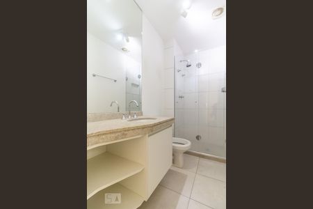 Banheiro de apartamento para alugar com 1 quarto, 50m² em Alphaville Conde Ii, Barueri