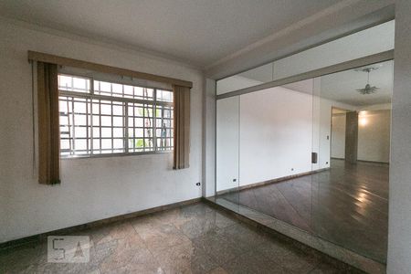 Sala de tv  de casa à venda com 6 quartos, 400m² em Vila Gumercindo, São Paulo