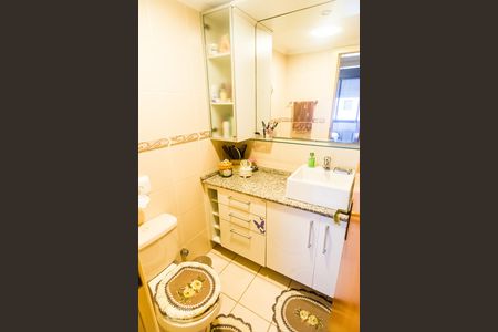 Banheiro de apartamento à venda com 3 quartos, 100m² em Vila Ipiranga, Porto Alegre