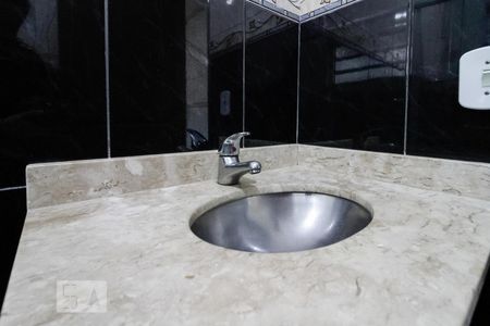 Banheiro de casa para alugar com 3 quartos, 130m² em Km 18, Osasco