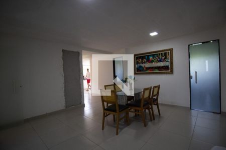 Sala de casa de condomínio para alugar com 3 quartos, 200m² em Vargem Pequena, Rio de Janeiro