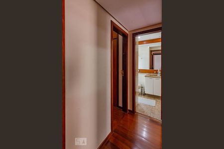 Corredor de apartamento à venda com 3 quartos, 100m² em Serra, Belo Horizonte