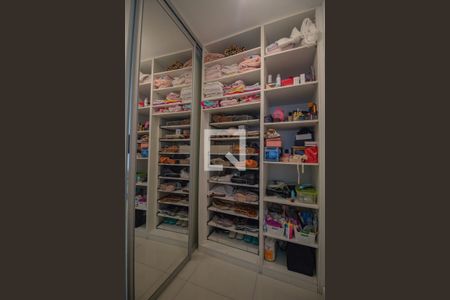 Casa à venda com 240m², 3 quartos e 3 vagas Casa à venda com 240m², 3 quartos e 3 vagasCloset