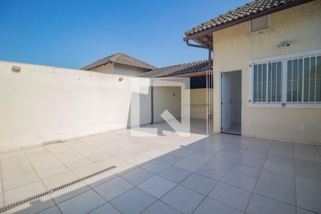 Casa à venda com 240m², 3 quartos e 3 vagas Casa à venda com 240m², 3 quartos e 3 vagasTerraço