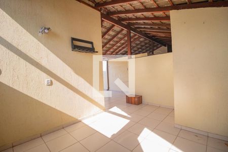 Casa à venda com 240m², 3 quartos e 3 vagas Casa à venda com 240m², 3 quartos e 3 vagasTerraço