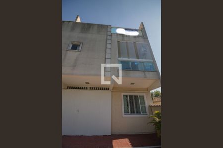 Casa à venda com 240m², 3 quartos e 3 vagas Casa à venda com 240m², 3 quartos e 3 vagasFachada