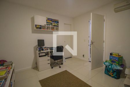 Casa à venda com 240m², 3 quartos e 3 vagas Casa à venda com 240m², 3 quartos e 3 vagasQuarto 2