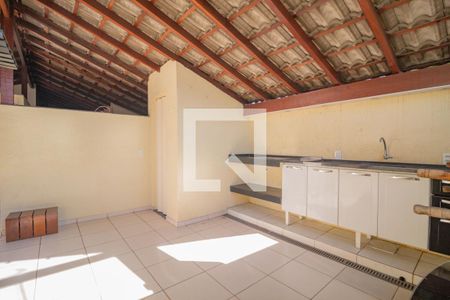 Casa à venda com 240m², 3 quartos e 3 vagas Casa à venda com 240m², 3 quartos e 3 vagasTerraço
