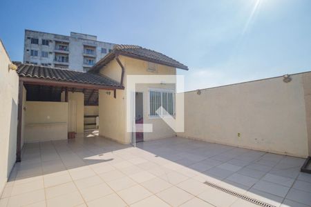 Casa à venda com 240m², 3 quartos e 3 vagas Casa à venda com 240m², 3 quartos e 3 vagasTerraço