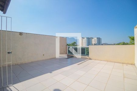 Casa à venda com 240m², 3 quartos e 3 vagas Casa à venda com 240m², 3 quartos e 3 vagasTerraço