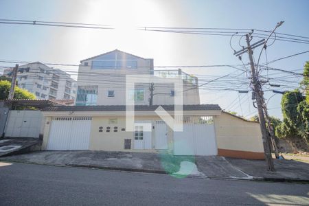 Casa à venda com 240m², 3 quartos e 3 vagas Casa à venda com 240m², 3 quartos e 3 vagasFachada