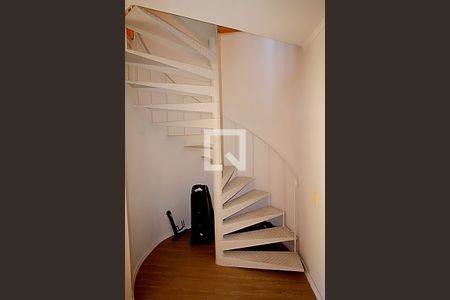 Escada acesso Quarto de apartamento para alugar com 1 quarto, 60m² em Vila Andrade, São Paulo