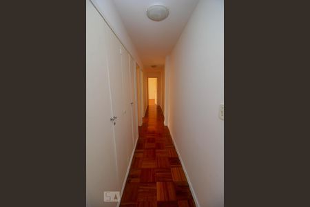 Corredor de apartamento para alugar com 3 quartos, 130m² em Laranjeiras, Rio de Janeiro