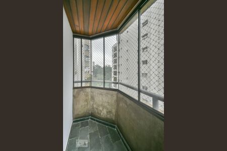 Apartamento à venda com 168m², 4 quartos e 3 vagas Apartamento à venda com 168m², 4 quartos e 3 vagasVaranda da Suíte 1