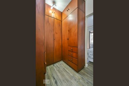Apartamento à venda com 168m², 4 quartos e 3 vagas Apartamento à venda com 168m², 4 quartos e 3 vagasCloset da Suíte 1