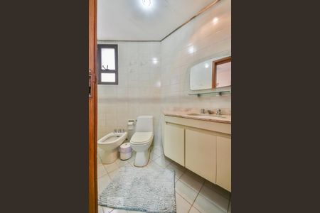 Apartamento à venda com 168m², 4 quartos e 3 vagas Apartamento à venda com 168m², 4 quartos e 3 vagasBanheiro da Suíte 2