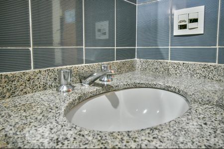 Apartamento à venda com 168m², 4 quartos e 3 vagas Apartamento à venda com 168m², 4 quartos e 3 vagasBanheiro social