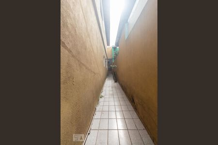 Casa à venda com 190m², 2 quartos e 2 vagas Casa à venda com 190m², 2 quartos e 2 vagasCorredor lateral