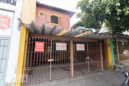 Casa à venda com 190m², 2 quartos e 2 vagas Casa à venda com 190m², 2 quartos e 2 vagasFachada