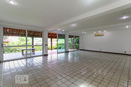 SALA de casa de condomínio à venda com 5 quartos, 500m² em Barra da Tijuca, Rio de Janeiro