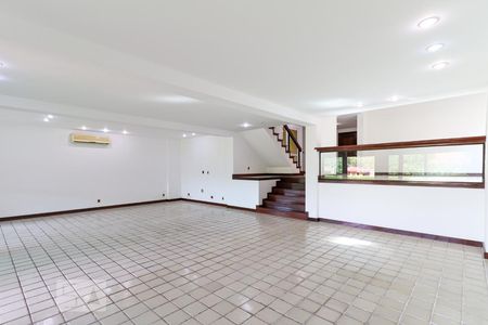 SALA de casa de condomínio à venda com 5 quartos, 500m² em Barra da Tijuca, Rio de Janeiro