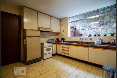 Cozinha de casa para alugar com 4 quartos, 350m² em Alto de Pinheiros, São Paulo