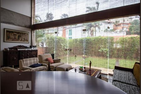 Sala de casa à venda com 4 quartos, 350m² em Alto de Pinheiros, São Paulo