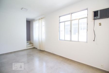 Sala de casa de condomínio para alugar com 4 quartos, 120m² em Barra da Tijuca, Rio de Janeiro