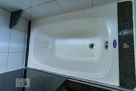 Banheira Banheiro Social de apartamento à venda com 3 quartos, 74m² em Heliópolis, Belo Horizonte