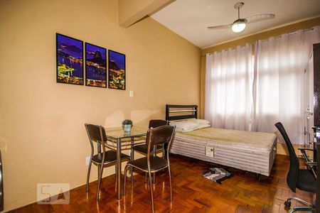 Sala de kitnet/studio para alugar com 1 quarto, 24m² em Copacabana, Rio de Janeiro