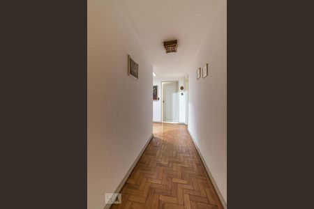 Corredor Acesso Banheiro e Dormitórios de casa para alugar com 4 quartos, 306m² em Vila Madalena, São Paulo