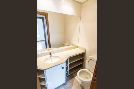 Banheiro de apartamento para alugar com 2 quartos, 60m² em Três Figueiras, Porto Alegre