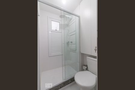 Banheiro de kitnet/studio para alugar com 1 quarto, 18m² em Prado Velho, Curitiba