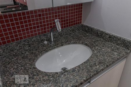 Banheiro de kitnet/studio para alugar com 1 quarto, 18m² em Prado Velho, Curitiba