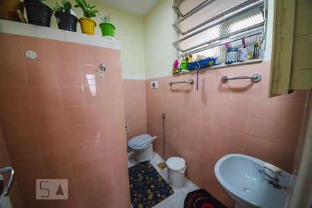 Banheiro social de apartamento à venda com 2 quartos, 70m² em Santa Rosa, Niterói