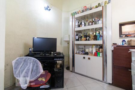 Casa de condomínio à venda com 280m², 4 quartos e 6 vagas Casa de condomínio à venda com 280m², 4 quartos e 6 vagasSala de TV