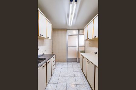 Cozinha de apartamento para alugar com 1 quarto, 53m² em Cambuí, Campinas