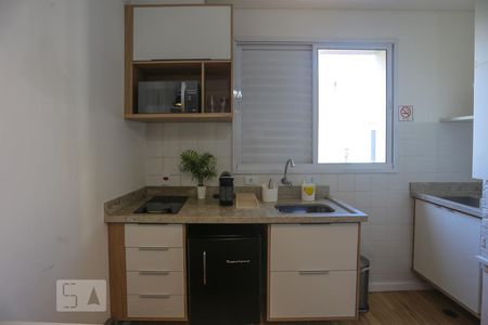 Cozinha de kitnet/studio para alugar com 1 quarto, 27m² em República, São Paulo