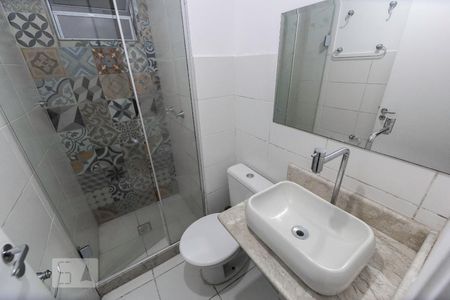 Banheiro social de apartamento para alugar com 3 quartos, 54m² em Vargem Pequena, Rio de Janeiro