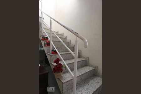 Escadas de aceso de casa à venda com 3 quartos, 150m² em Jardim das Flores, Osasco