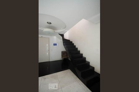 Escada de acesso ao andar superior de apartamento para alugar com 2 quartos, 170m² em Jardim Botânico, Rio de Janeiro