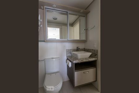 Banheiro de apartamento à venda com 1 quarto, 39m² em Menino Deus, Porto Alegre
