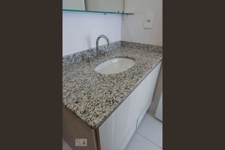 Banheiro de kitnet/studio para alugar com 1 quarto, 48m² em Centro, Jundiaí