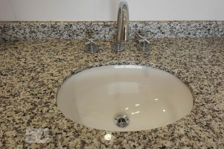 Banheiro de kitnet/studio para alugar com 1 quarto, 48m² em Centro, Jundiaí