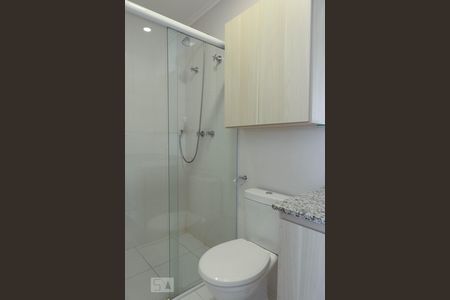 Banheiro de kitnet/studio para alugar com 1 quarto, 48m² em Centro, Jundiaí