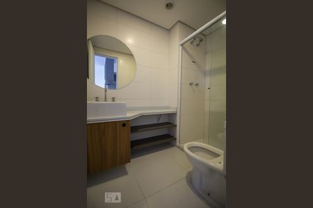 Banheiro social de apartamento para alugar com 1 quarto, 49m² em Pinheiros, São Paulo