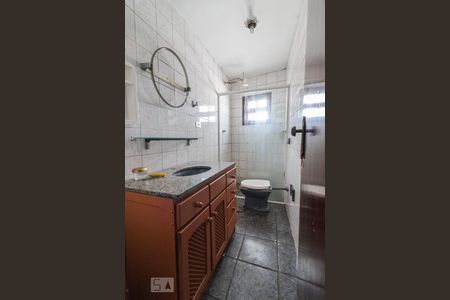 Banheiro social de casa para alugar com 3 quartos, 140m² em Campo Comprido, Curitiba